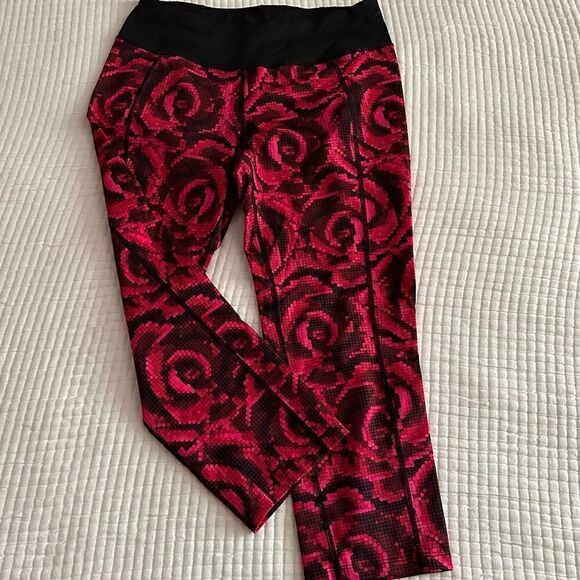 Betsey Johnson red rose, athletic Capri tights. - Picture 1 of 6